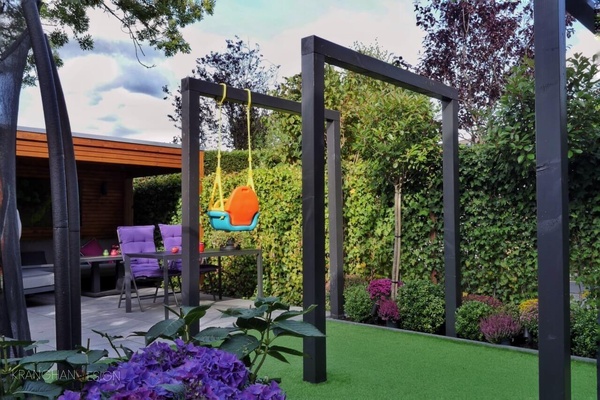 AMILY FRIENDLY DESIGN OF LIVING ROOM AND GARDEN