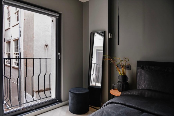 Frans balkon. Donkere slaapkamer
